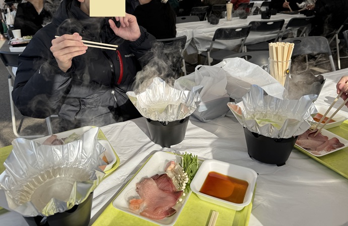 鰤しゃぶを食べる様子