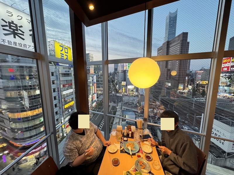新宿の夜景を見ながら行った飲み会の様子