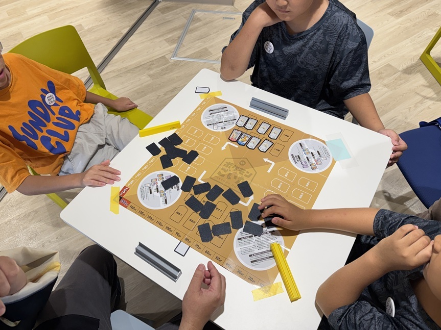 子どもたちがポケモンごいたを遊んでいる様子