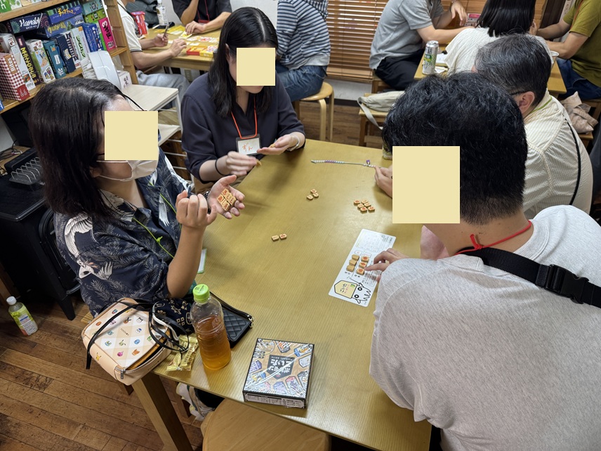 初めてごいたを遊ぶ人にルールを説明している様子